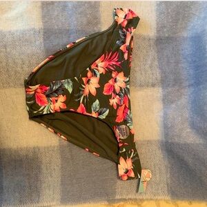 •Bikini Bottoms Never Worn w/ Hygiene Protection Still On
•Ardene
•Medium